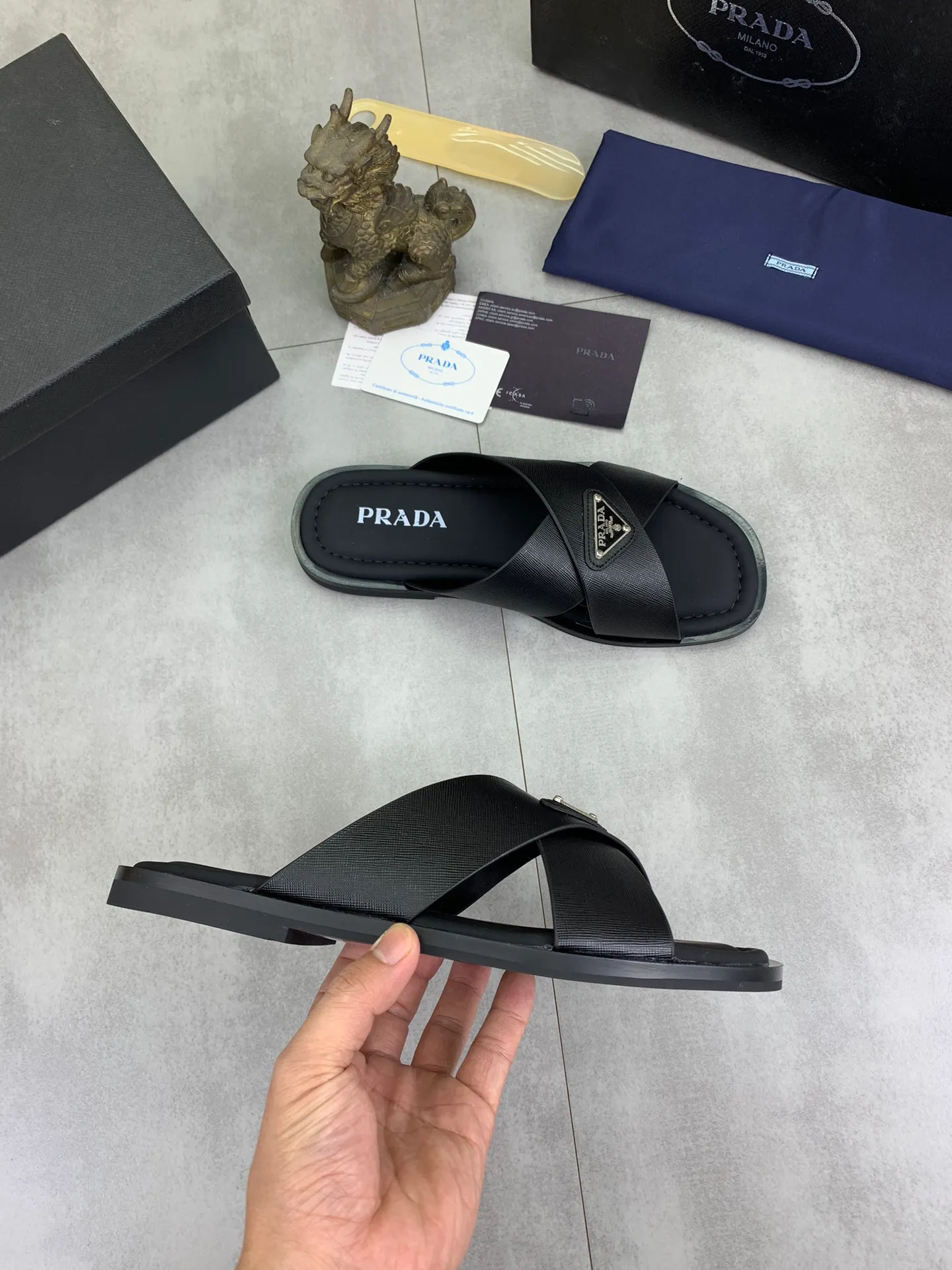 Men's shoes 💰P300💰【New style】🎁🎁🎁 PRADA Prada's new casual slippers, original official website 1:1, perfect workmanship, transmitting a kind of noble luxury, sublimating its definition of luxury in Prada's high-end extraordinary craftsmanship. Original combination outsole, code number: 38-44 (45 customized) 4️⃣colors🉑️ to choose from